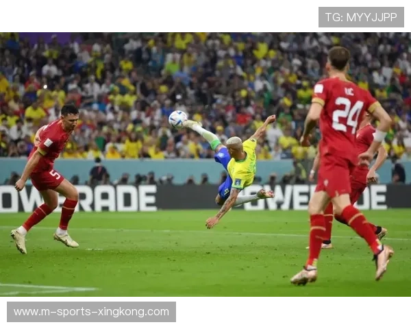 皇马维尼修斯脚踝轻巧拨球后爆射轰入球门，演绎激情四射的精彩瞬间