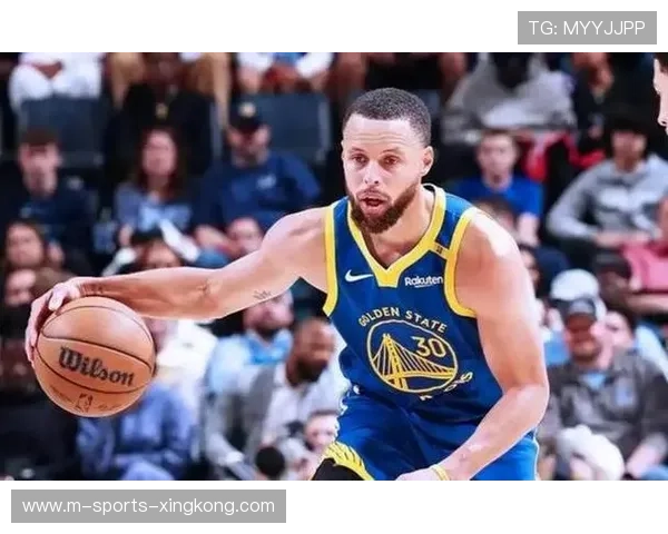 库里快攻中距稳稳打进，勇士攻防衔接顺畅