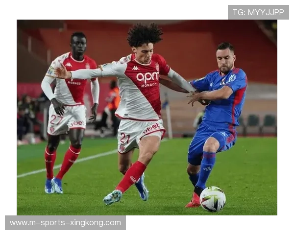 法甲里昂角球再现威力，禁区内一片混战